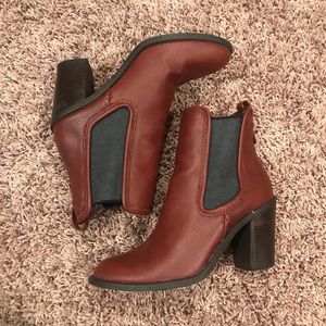 Size 9 redish/brown ankle bootie heel